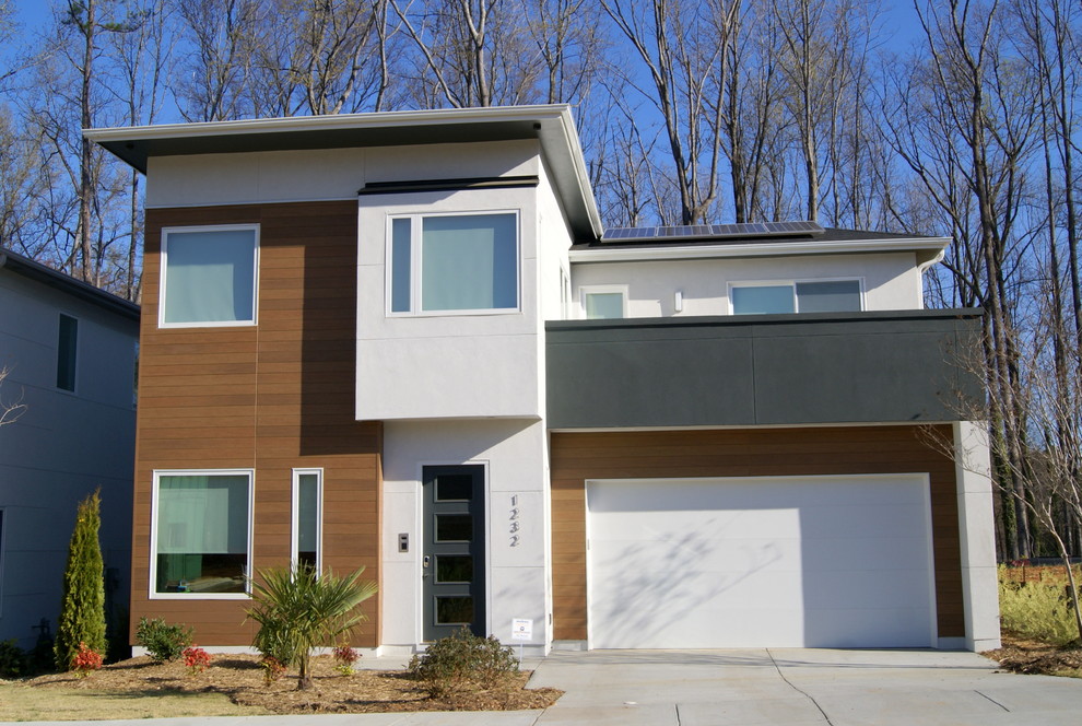 Cette photo montre une façade de maison multicolore tendance de taille moyenne et à un étage avec un revêtement mixte, un toit à quatre pans et un toit en shingle.