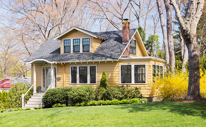 Kleine, Zweistöckige Urige Holzfassade Haus mit gelber Fassadenfarbe in Boston