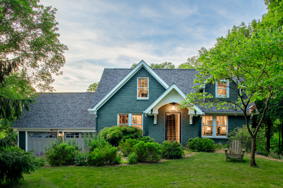 Modelo de fachada de casa verde de estilo americano de tamaño medio de dos plantas con revestimiento de ladrillo, tejado a dos aguas y tejado de teja de madera