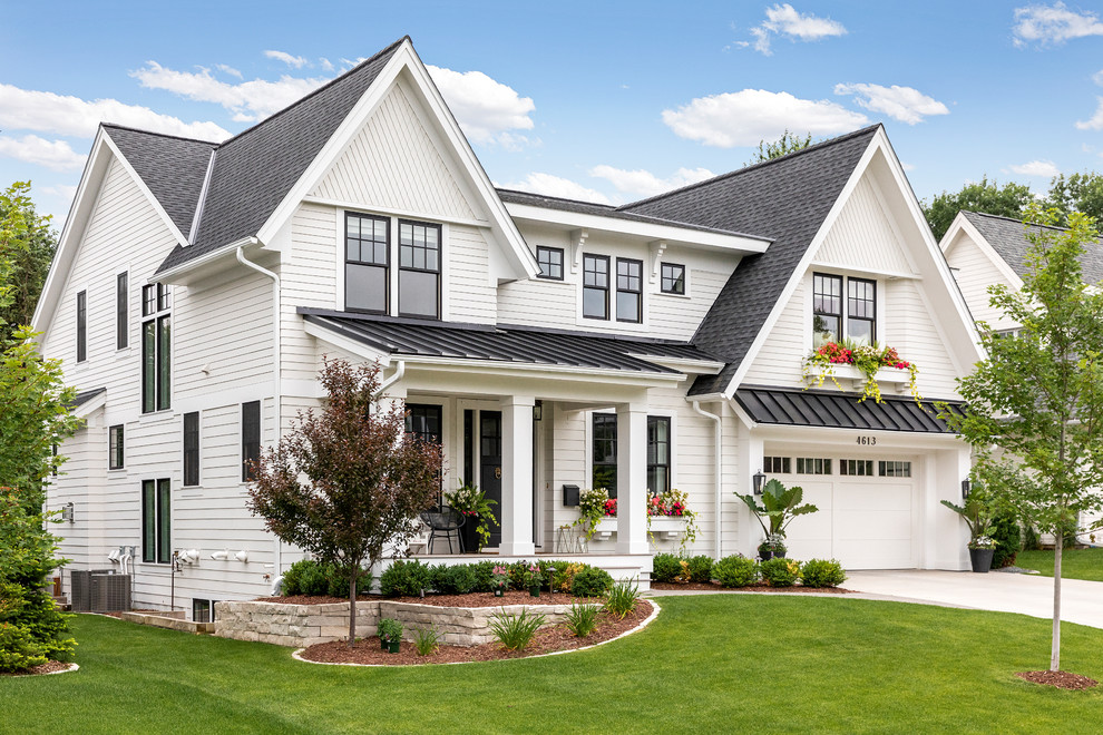 Mittelgroßes, Zweistöckiges Klassisches Einfamilienhaus mit Mix-Fassade, weißer Fassadenfarbe, Satteldach und Misch-Dachdeckung in Minneapolis
