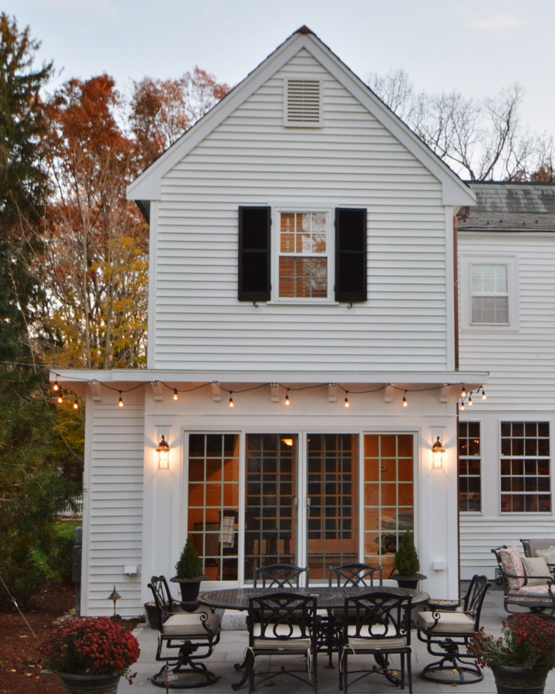 Стильный дизайн: двухэтажный, белый дом в классическом стиле с облицовкой из винила - последний тренд
