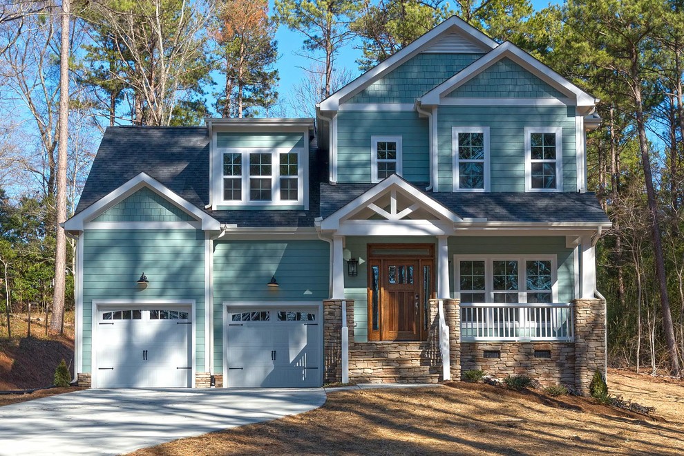 Cette photo montre une façade de maison bleue craftsman en panneau de béton fibré de taille moyenne et à un étage avec un toit à deux pans et un toit en shingle.