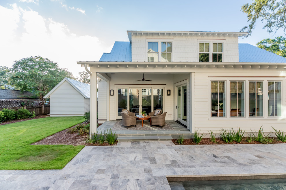 Zweistöckiges Maritimes Einfamilienhaus mit Mix-Fassade, weißer Fassadenfarbe, Satteldach und Blechdach in Charleston