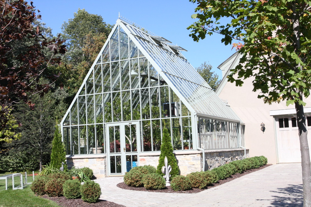 Пример оригинального дизайна: стеклянный дом в классическом стиле с двускатной крышей