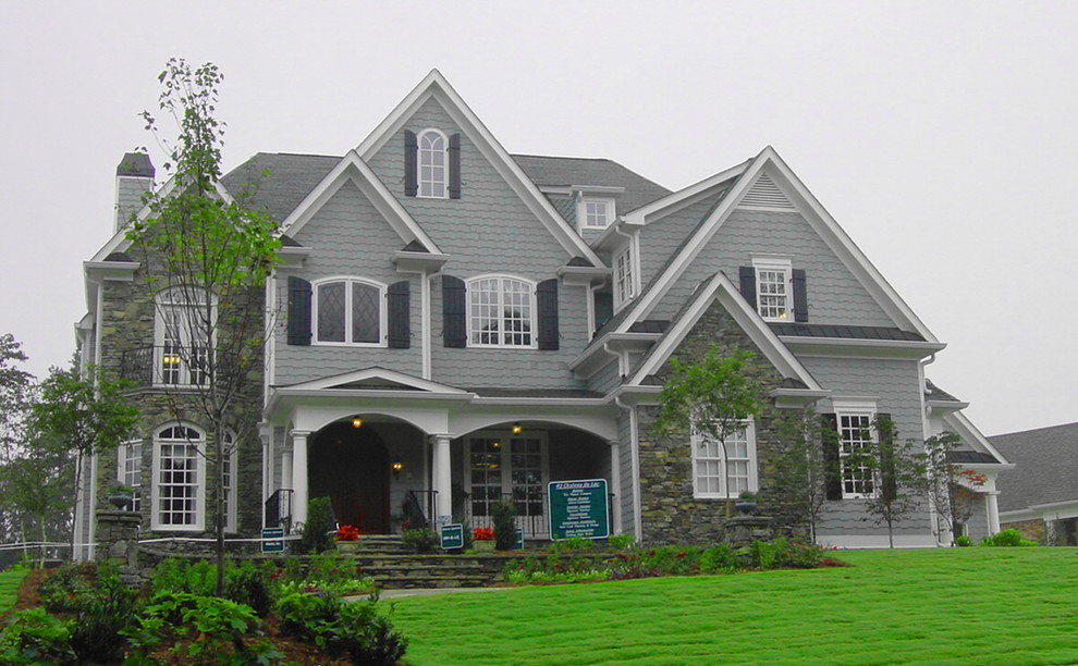 Diseño de fachada gris romántica de tamaño medio de tres plantas con revestimiento de madera y tejado a dos aguas
