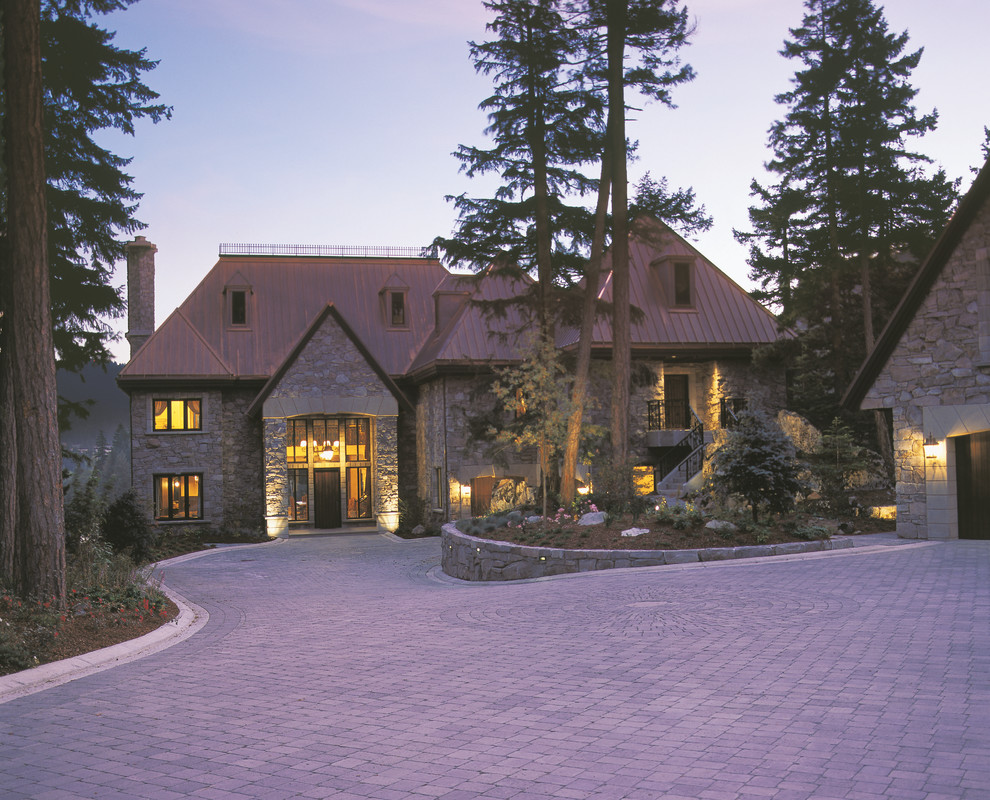 Стильный дизайн: большой, двухэтажный, серый частный загородный дом в современном стиле с облицовкой из камня, вальмовой крышей и металлической крышей - последний тренд