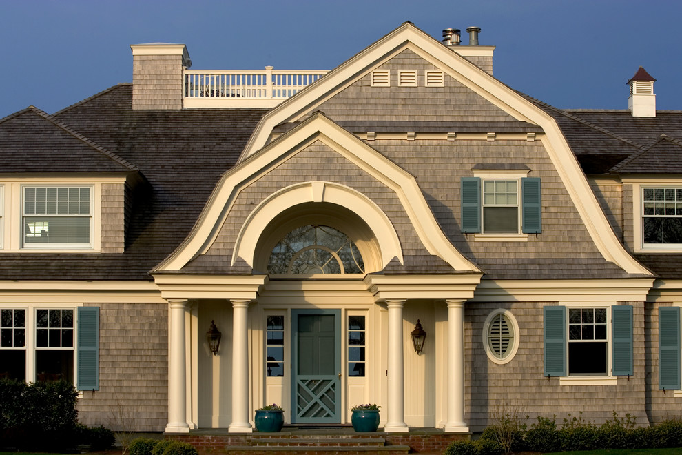 Immagine della facciata di una casa grigia vittoriana a due piani di medie dimensioni con rivestimento in legno e tetto a mansarda
