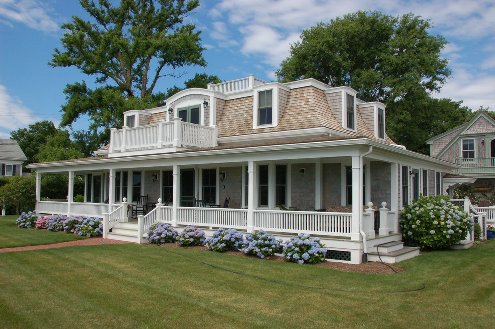Свежая идея для дизайна: двухэтажный, деревянный, серый дом в морском стиле - отличное фото интерьера