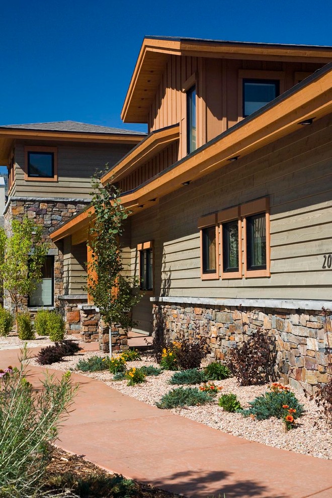 Mittelgroßes, Zweistöckiges Stilmix Einfamilienhaus mit Mix-Fassade, beiger Fassadenfarbe, Satteldach und Schindeldach in Salt Lake City