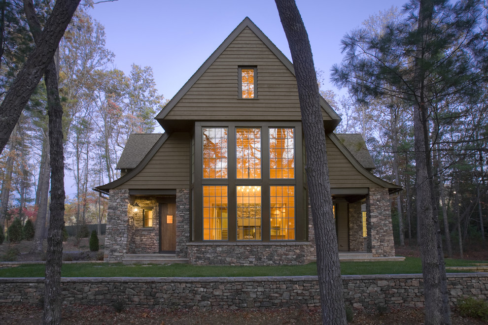 Aménagement d'une grande façade de maison marron victorienne à un étage avec un revêtement mixte, un toit à deux pans et un toit en shingle.
