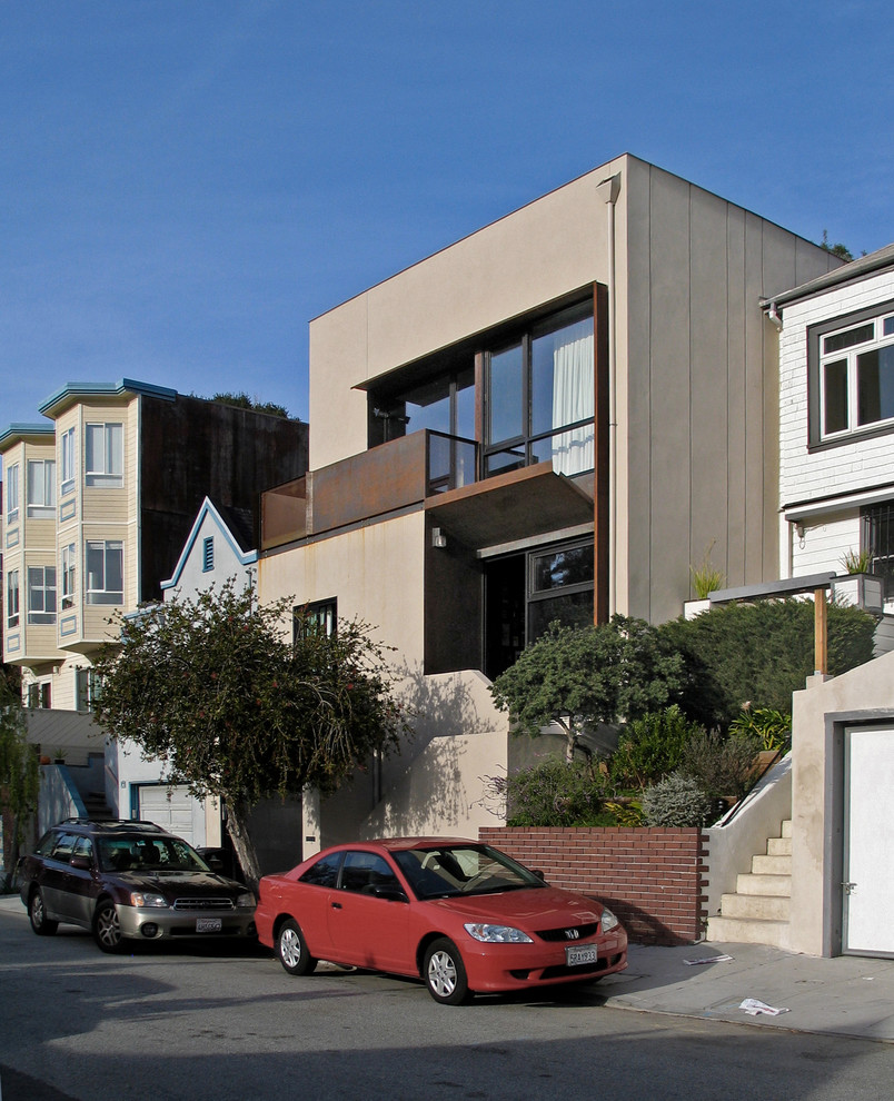 Стильный дизайн: двухэтажный, бежевый дом среднего размера в стиле модернизм с облицовкой из цементной штукатурки и плоской крышей - последний тренд
