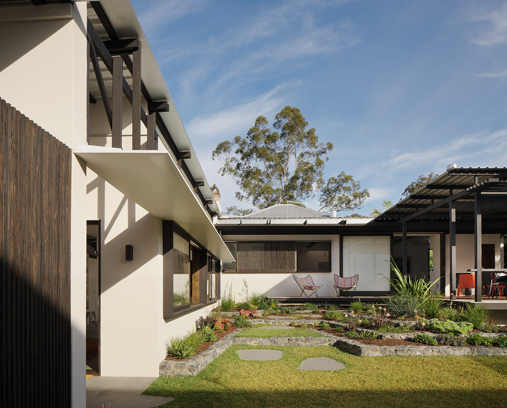Photo of a contemporary house exterior in Brisbane.