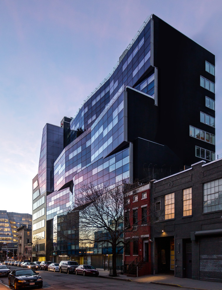 ニューヨークにあるラグジュアリーな巨大なモダンスタイルのおしゃれな家の外観 (ガラスサイディング、アパート・マンション) の写真