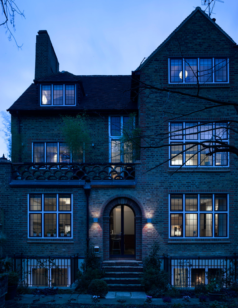 Großes, Dreistöckiges Klassisches Haus mit Backsteinfassade und brauner Fassadenfarbe in London