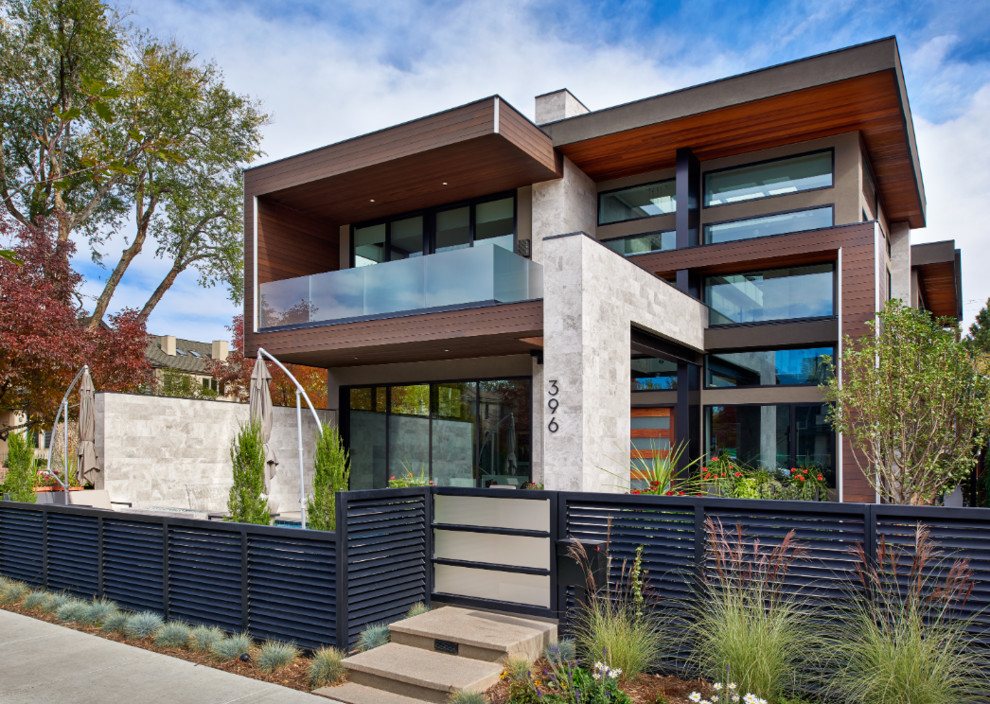 Zweistöckiges Modernes Haus mit brauner Fassadenfarbe und Flachdach in Denver
