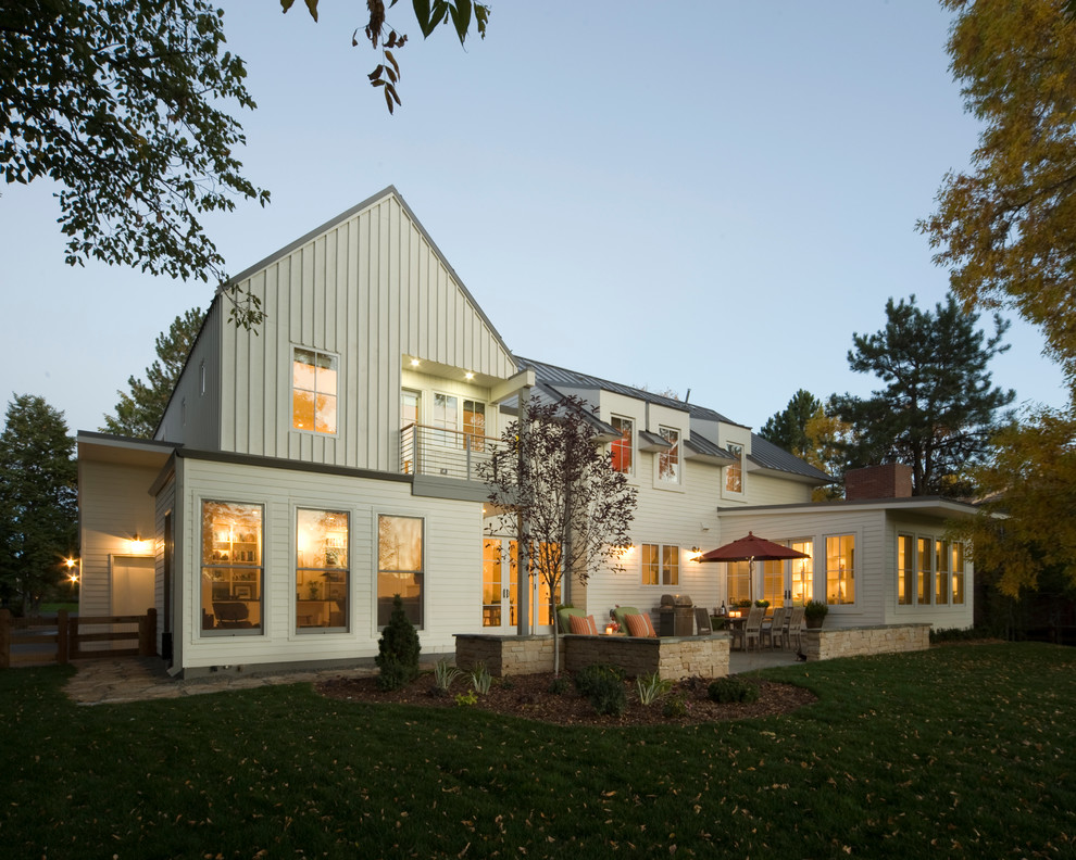Mittelgroße, Zweistöckige Landhausstil Holzfassade Haus mit weißer Fassadenfarbe in Denver