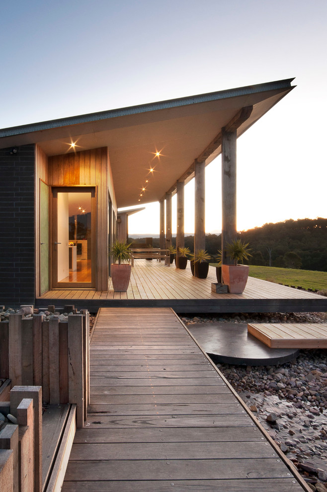 Idées déco pour une petite façade de maison campagne en bois de plain-pied avec un toit en appentis.