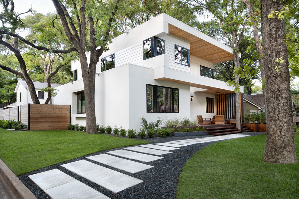 Großes, Zweistöckiges Modernes Einfamilienhaus mit Betonfassade, weißer Fassadenfarbe, Flachdach und Misch-Dachdeckung in Austin
