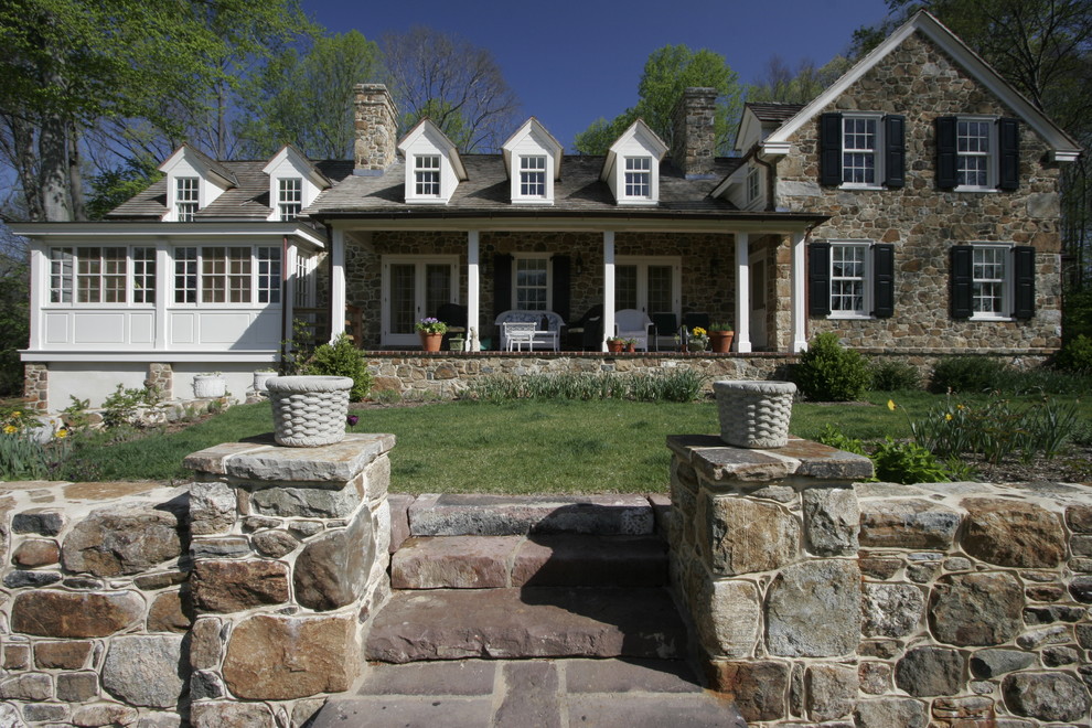 Esempio della facciata di una casa classica con rivestimento in pietra