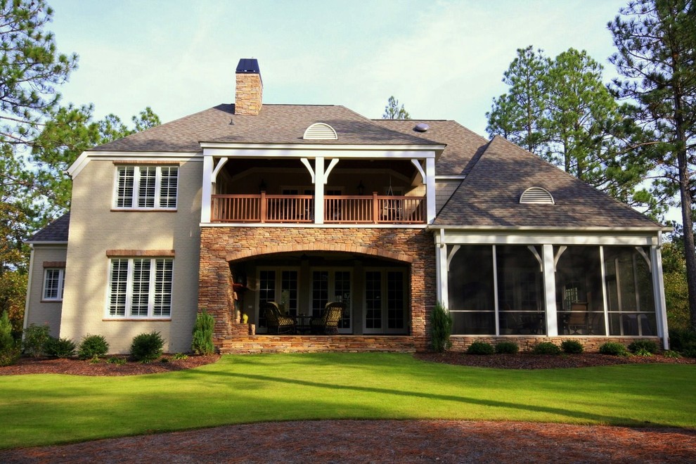 Inspiration pour une grande façade de maison multicolore traditionnelle à un étage avec un revêtement mixte, un toit à deux pans et un toit en shingle.