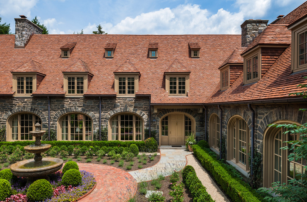 Zweistöckiges Klassisches Haus mit Steinfassade und Satteldach in Philadelphia