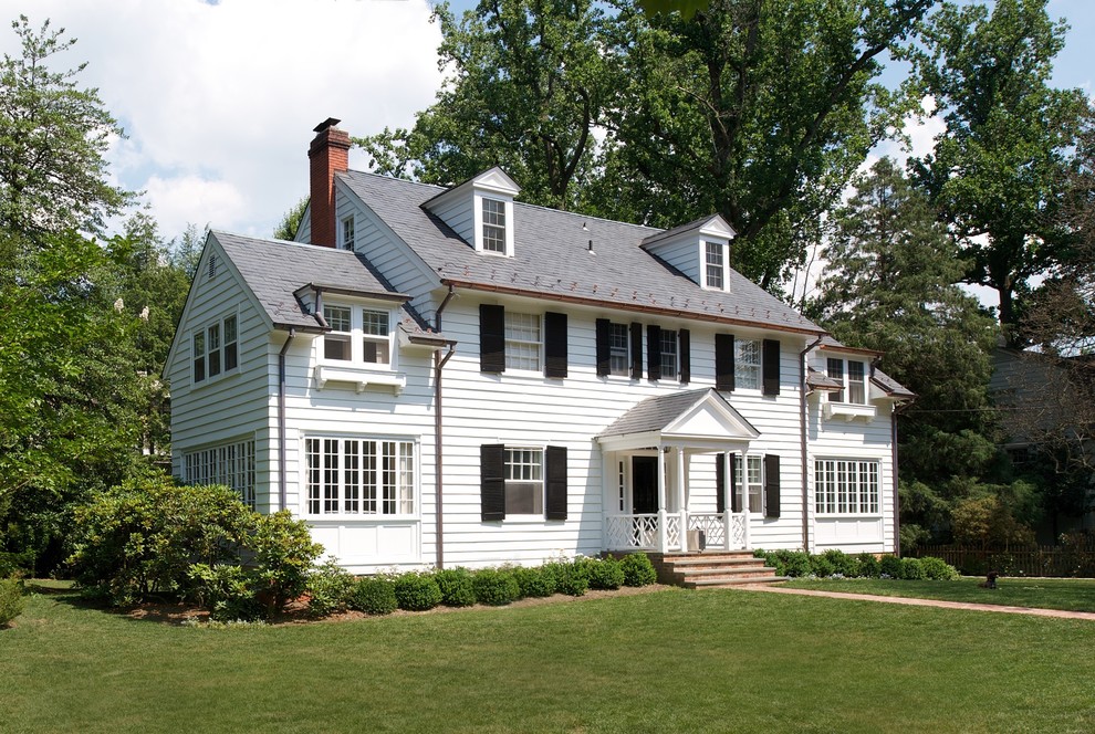 ワシントンD.C.にある高級なトラディショナルスタイルのおしゃれな家の外観 (ビニールサイディング) の写真