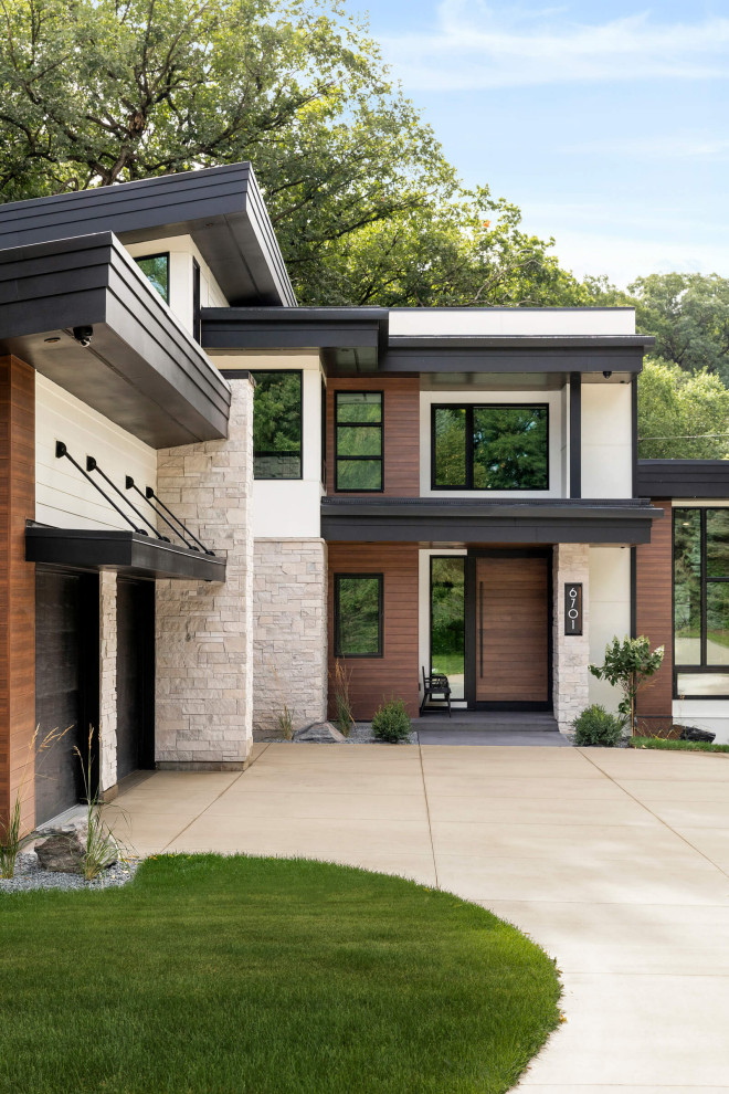 Modernes Einfamilienhaus mit weißer Fassadenfarbe und Flachdach in Minneapolis