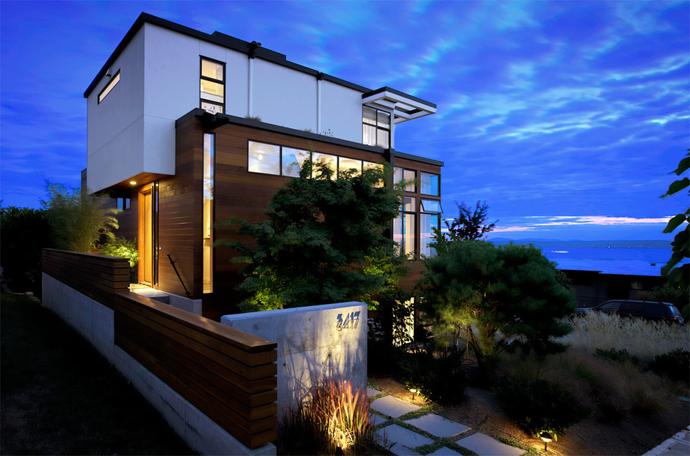 Foto della villa ampia marrone contemporanea a tre piani con rivestimento in legno, tetto piano e copertura in metallo o lamiera