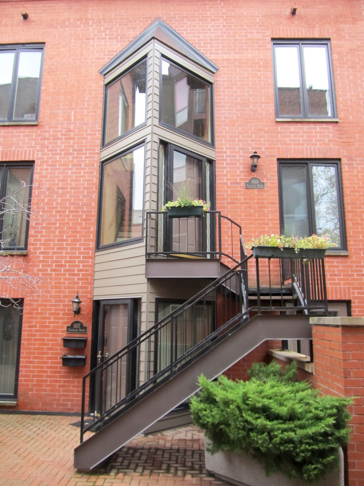 Cette image montre une grande façade de maison marron minimaliste à deux étages et plus avec un revêtement mixte.