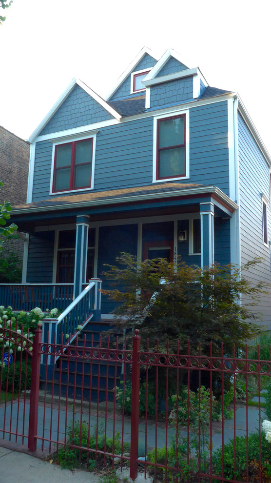 Идея дизайна: трехэтажный, синий частный загородный дом среднего размера в классическом стиле с облицовкой из ЦСП и крышей из гибкой черепицы