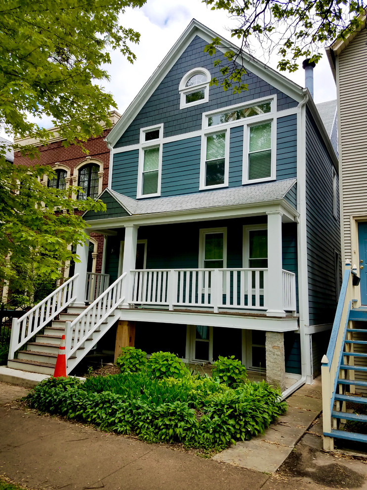 Стильный дизайн: трехэтажный, синий частный загородный дом среднего размера в стиле кантри с облицовкой из ЦСП, крышей из гибкой черепицы и двускатной крышей - последний тренд
