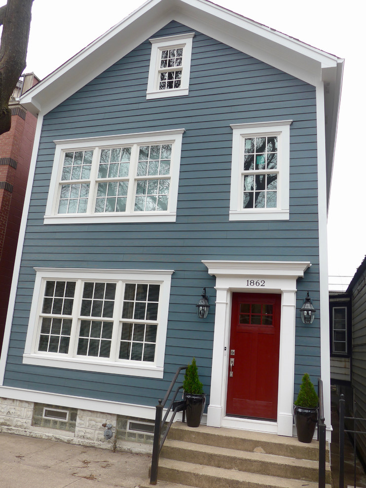 Réalisation d'une façade de maison bleue victorienne en panneau de béton fibré de taille moyenne et à un étage avec un toit en shingle et un toit à deux pans.
