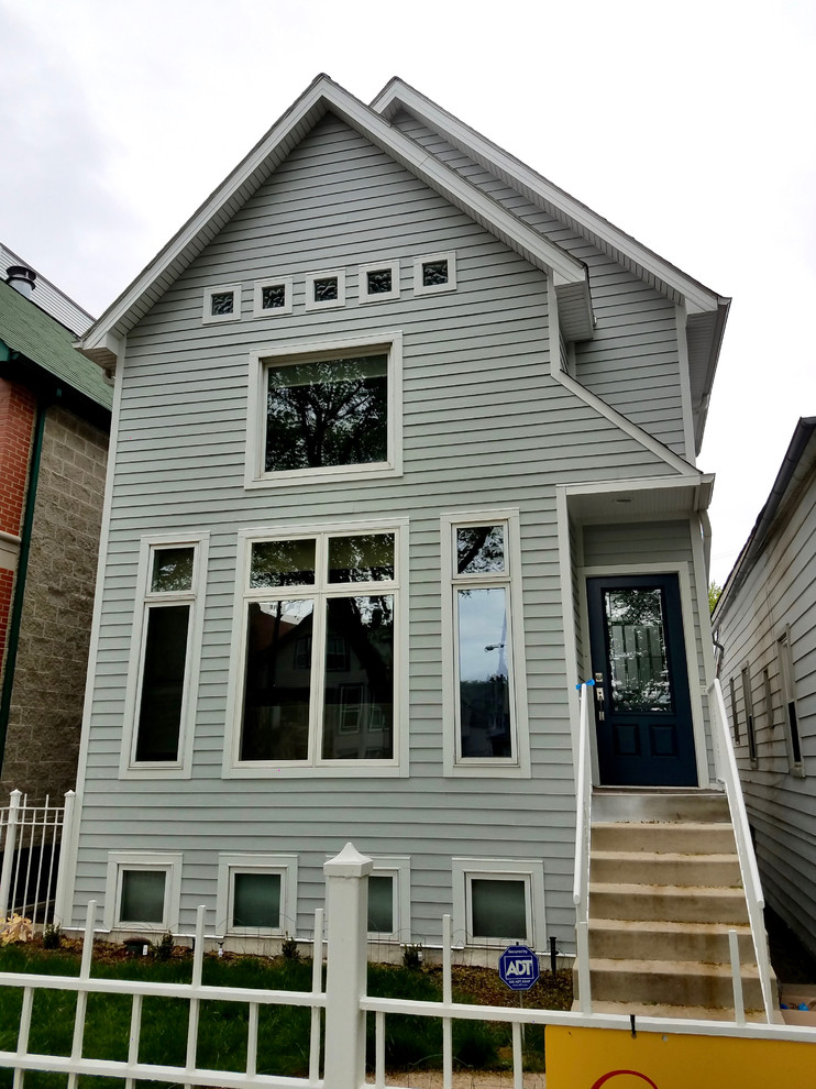 Mittelgroßes, Zweistöckiges Klassisches Einfamilienhaus mit Faserzement-Fassade, grauer Fassadenfarbe und Schindeldach in Chicago