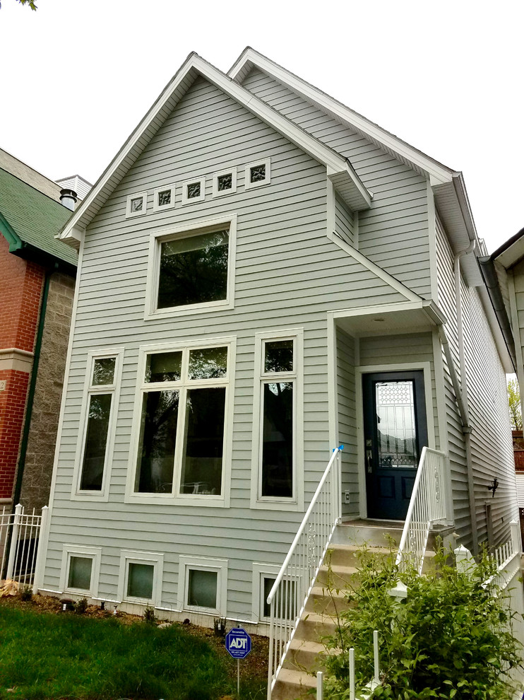 Mittelgroßes, Zweistöckiges Klassisches Einfamilienhaus mit Faserzement-Fassade, grauer Fassadenfarbe und Schindeldach in Chicago