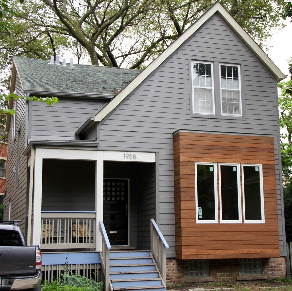 Foto de fachada de casa gris moderna de tamaño medio de dos plantas con revestimiento de aglomerado de cemento, tejado a dos aguas y tejado de teja de madera