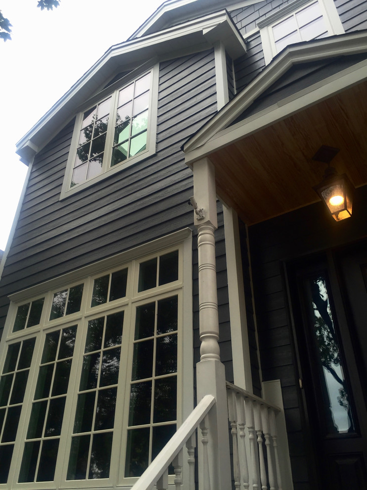 Mittelgroßes, Dreistöckiges Klassisches Einfamilienhaus mit Faserzement-Fassade, grauer Fassadenfarbe, Satteldach und Schindeldach in Chicago