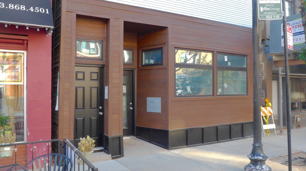 Mittelgroßes, Zweistöckiges Industrial Haus mit Faserzement-Fassade und brauner Fassadenfarbe in Chicago