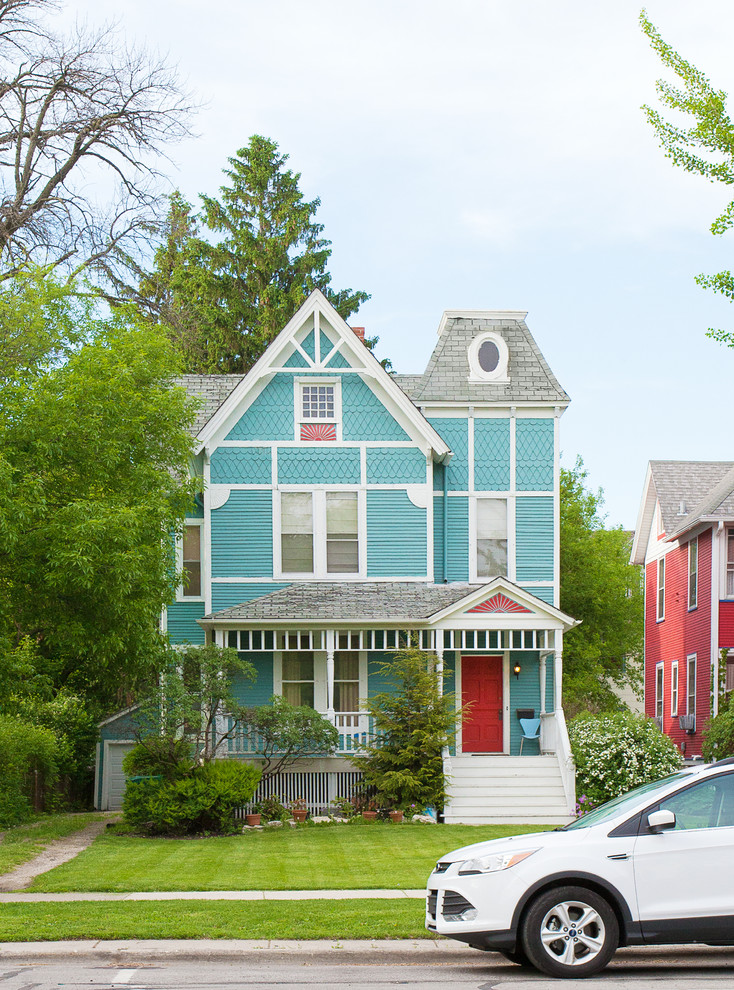Идея дизайна: деревянный, синий, двухэтажный частный загородный дом в викторианском стиле с серой крышей