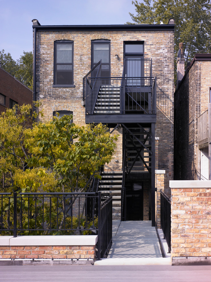 Idee per la facciata di un appartamento piccolo classico a tre piani con rivestimento in mattoni e scale