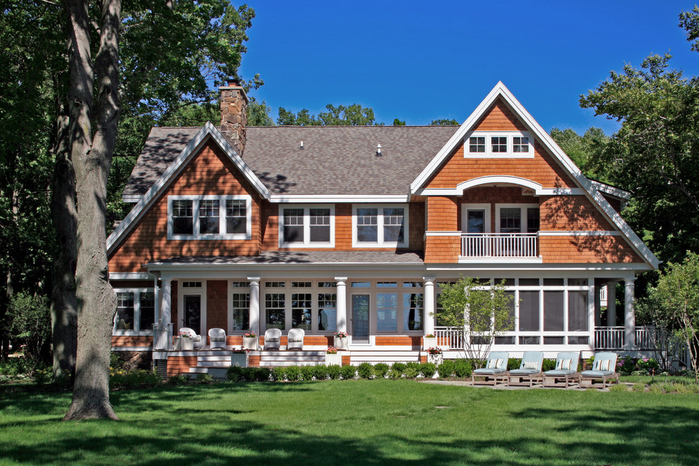 Пример оригинального дизайна: двухэтажный, деревянный, красный дом в классическом стиле с двускатной крышей