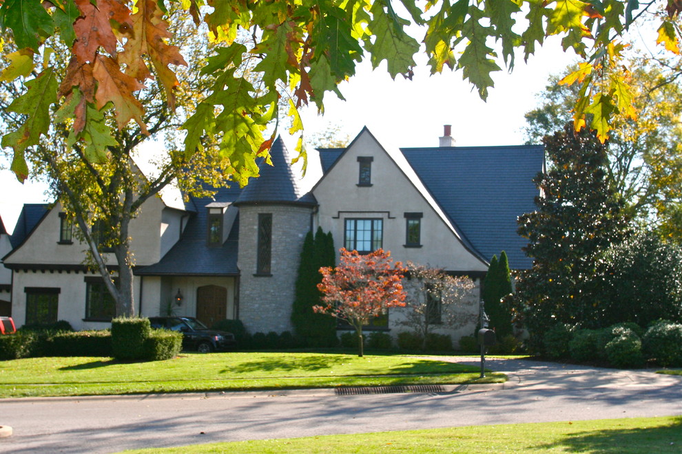 Eklektisches Haus mit Putzfassade, weißer Fassadenfarbe und Satteldach in Nashville