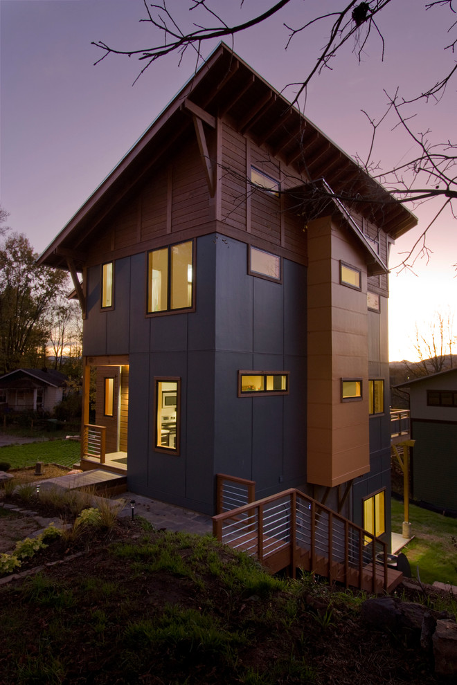 Idee per la facciata di una casa contemporanea con rivestimento in legno e scale