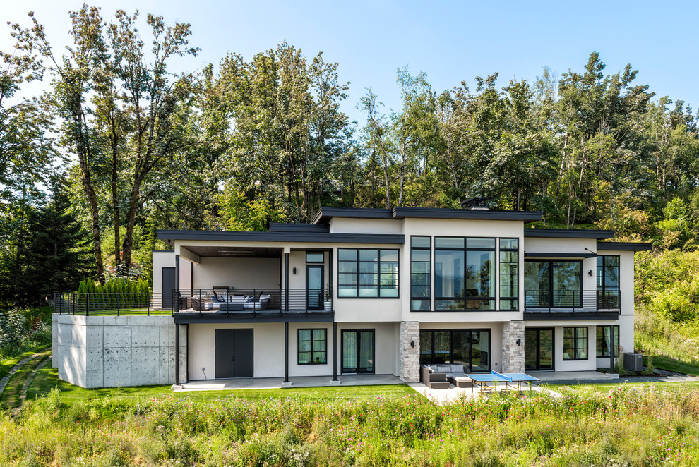 Großes, Zweistöckiges Modernes Einfamilienhaus mit beiger Fassadenfarbe und Flachdach in Vancouver