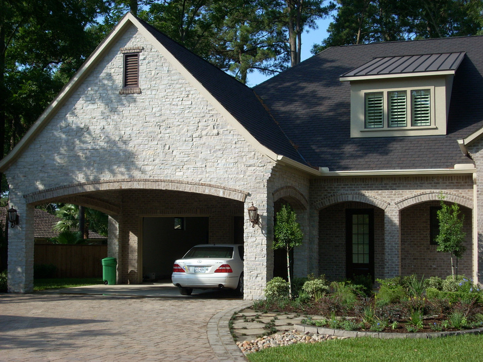 Immagine della facciata di una casa marrone classica a un piano di medie dimensioni con rivestimento in pietra
