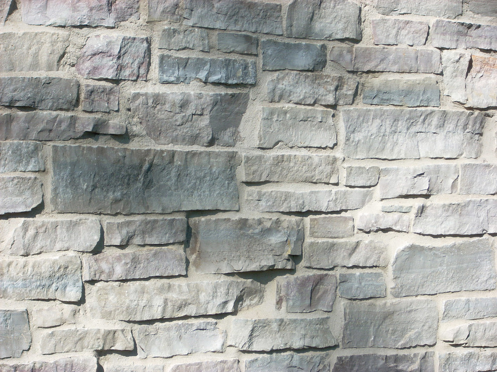 Foto della facciata di una casa marrone classica a un piano di medie dimensioni con rivestimento in pietra