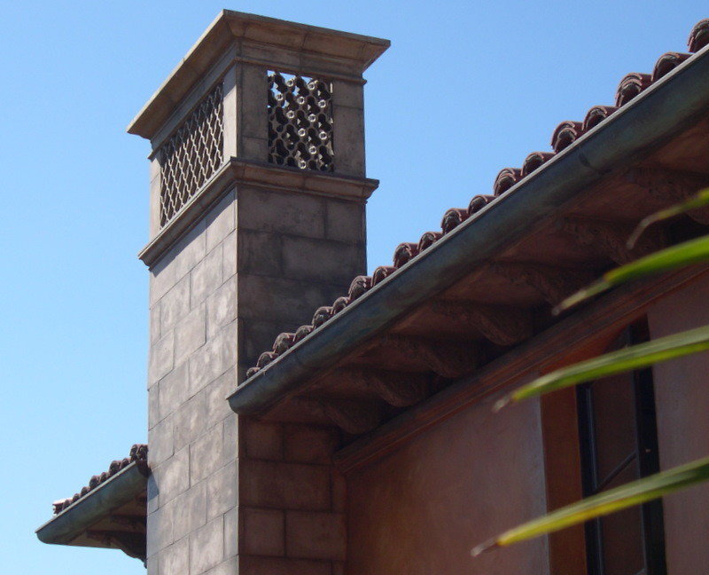 Foto de fachada de casa beige mediterránea grande de dos plantas con revestimiento de hormigón, tejado a cuatro aguas y tejado de teja de barro