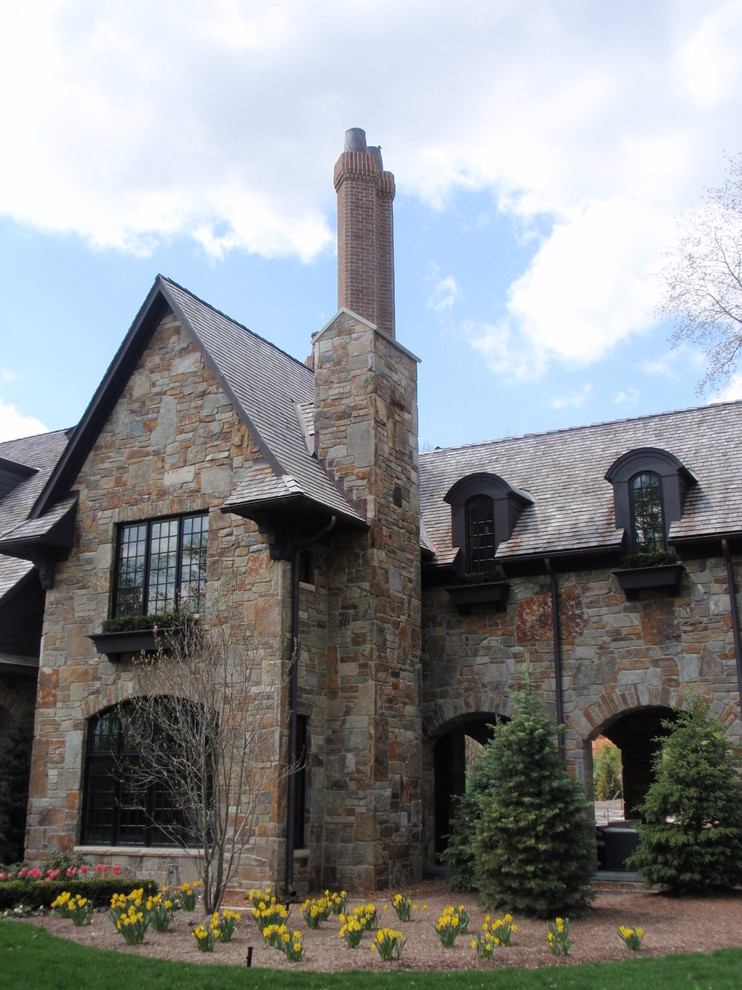 Großes, Zweistöckiges Uriges Einfamilienhaus mit Steinfassade, brauner Fassadenfarbe und Satteldach in Detroit