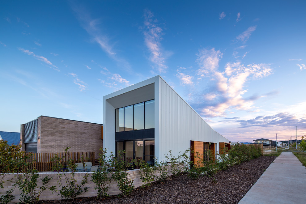 Diseño de fachada de casa blanca contemporánea de tamaño medio de una planta con revestimiento de metal