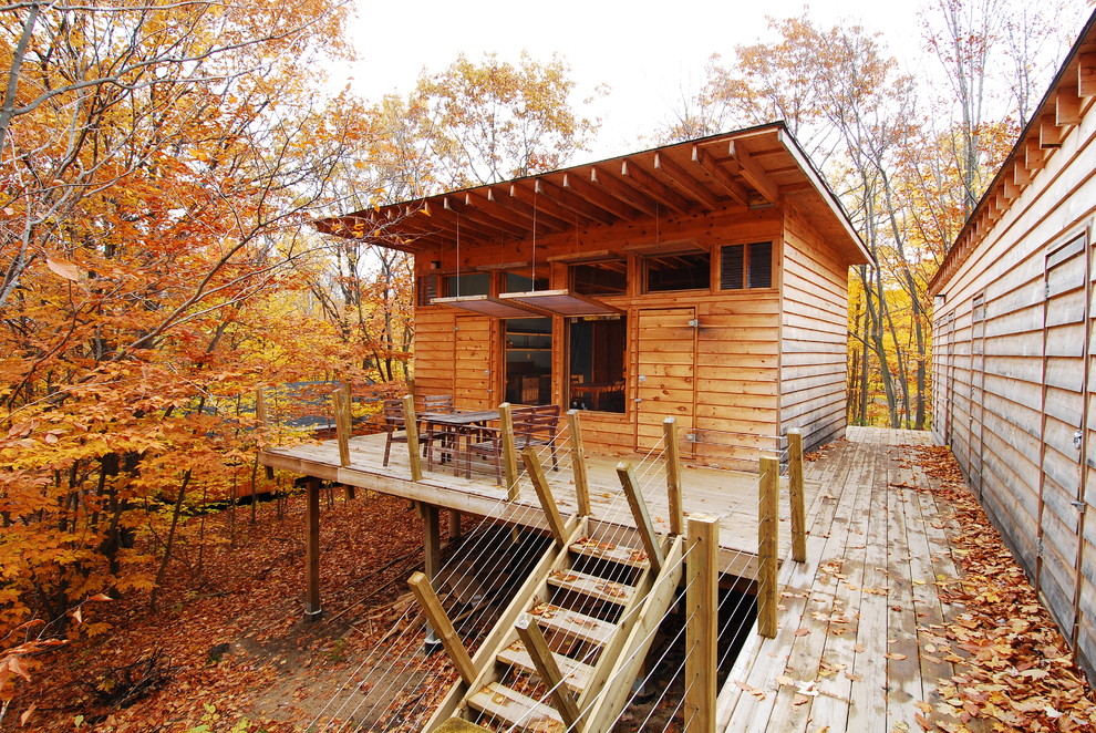 На фото: одноэтажный, деревянный дом в стиле рустика для охотников