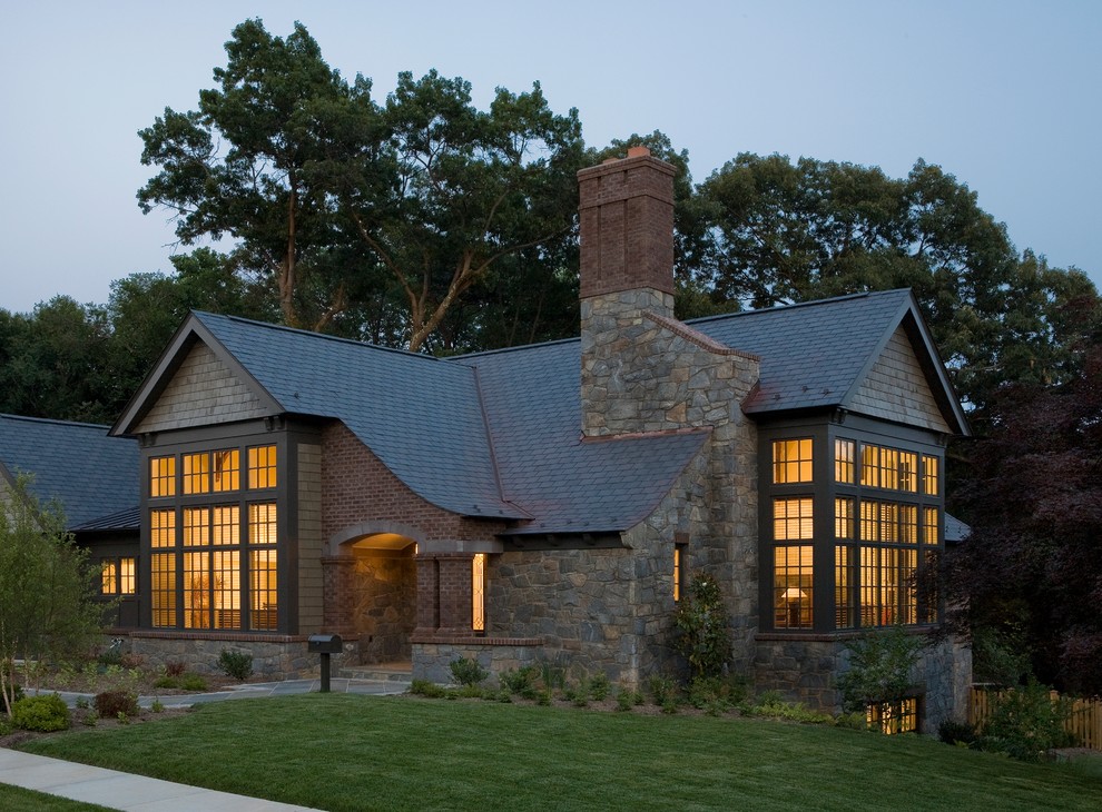 На фото: дом в классическом стиле с облицовкой из камня